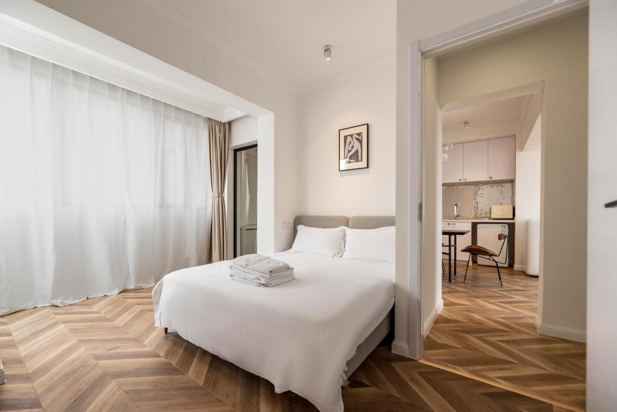 Hills&serendipity Coloured Glaze Family With 2 Bedrooms Near Line1&2 People Square Apartment Shanghai
