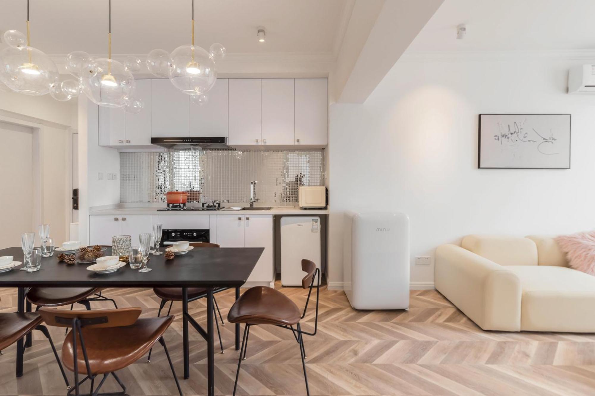 Hills&serendipity Coloured Glaze Family With 2 Bedrooms Near Line1&2 People Square Apartment Shanghai