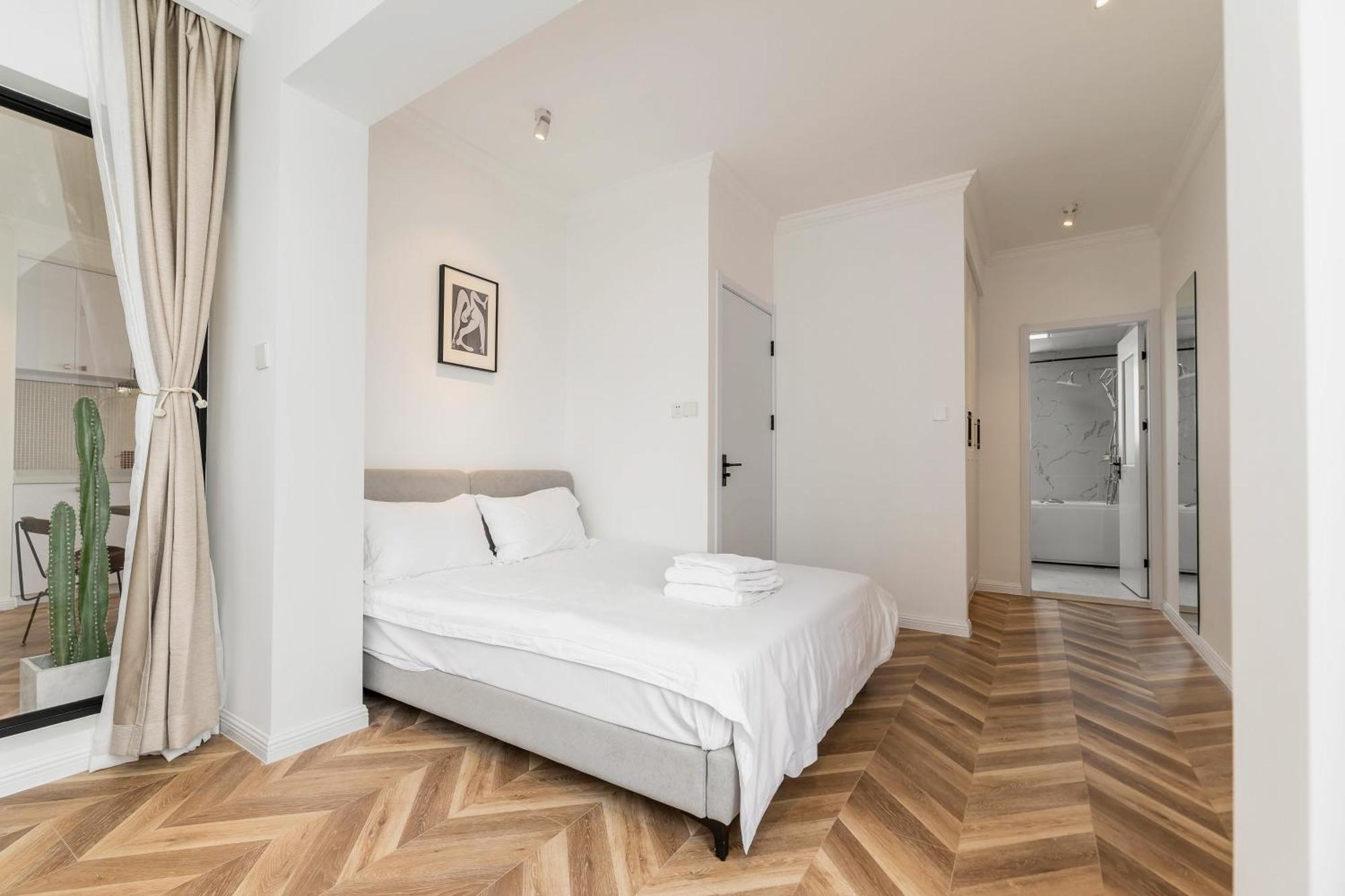 Hills&serendipity Coloured Glaze Family With 2 Bedrooms Near Line1&2 People Square Shanghai